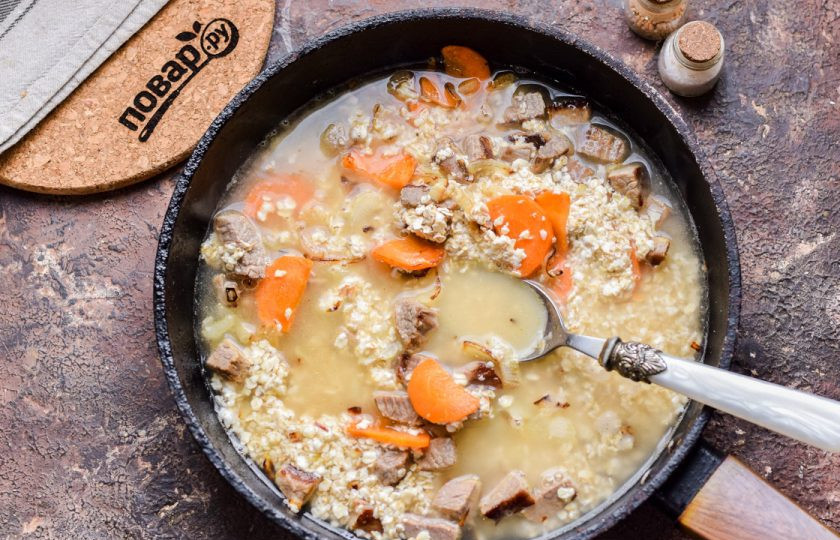 1. Этап. Овсяная каша с мясом: Залейте все кипятком, перемешайте и готовьте под крышкой 12-15 минут.