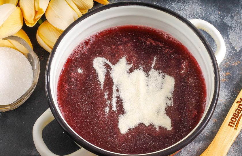 1. Этап. Ягодный террин: Влейте в кастрюлю смородиновый сок и прогрейте его практически до кипения. Всыпьте желатин, размешайте и оставьте на 10 минут для набухания. Через 10 минут еще раз размешайте, особенно по дну и бокам емкости.