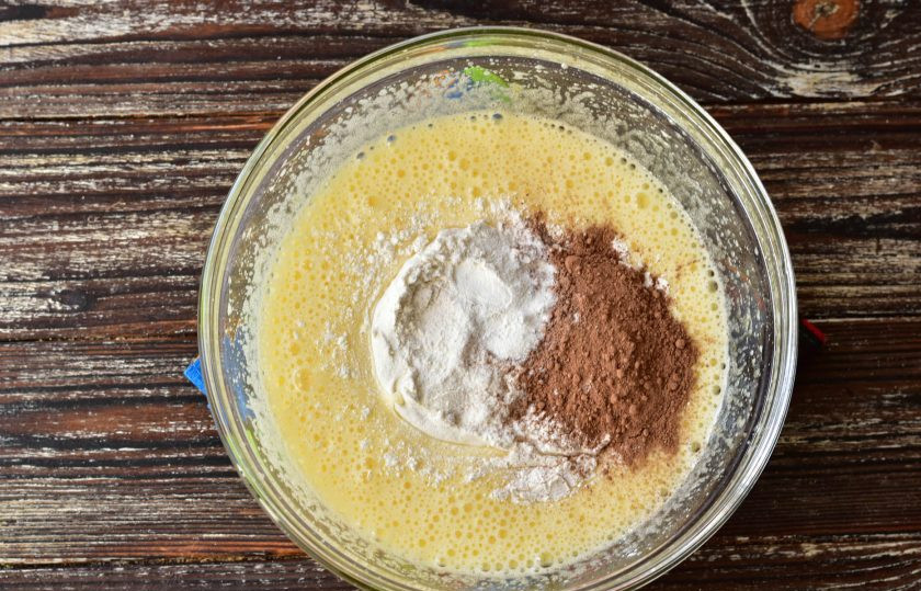 1. Этап. Шоколадный торт с апельсиновым кремом: Всыпьте муку и какао. Перемешайте тесто силиконовой лопаткой.