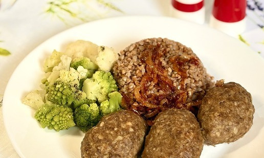 1. Этап. Котлеты из духовки диетические: На жире, который вытопился из котлет, я поджарила две луковицы с сахаром, солью и томатной пастой и подала его с гречкой к котлетам.