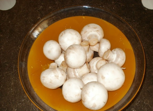 1. Этап. Грибной соус со сливками: Грибочки промойте и обсушите.