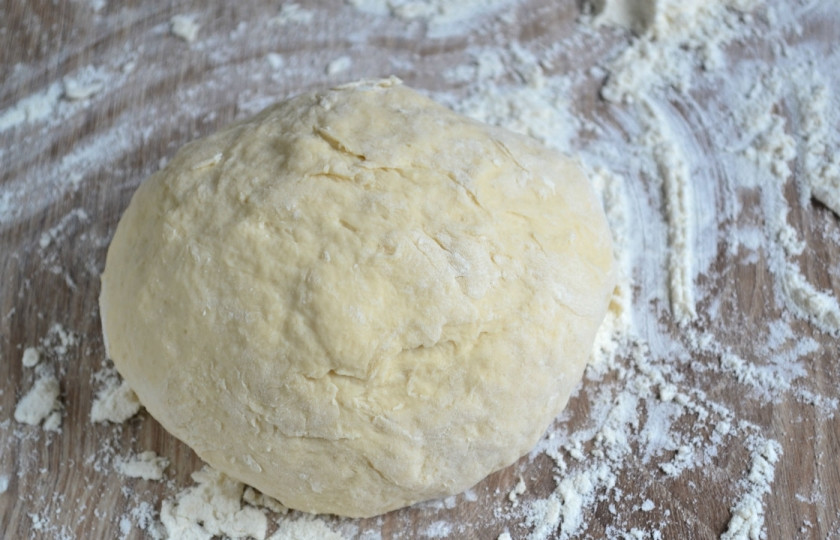 1. Этап. Чебуреки классические: Замесите достаточно упругое тесто, не липнущее к рукам. По необходимости добавляйте муку.