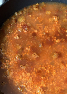 1. Этап. Турецкая паста с чечевицей: Всыпать промытую чечевицу, залить водой на толщину пальца выше чечевицы и варить до готовности. Посолить и поперчить.