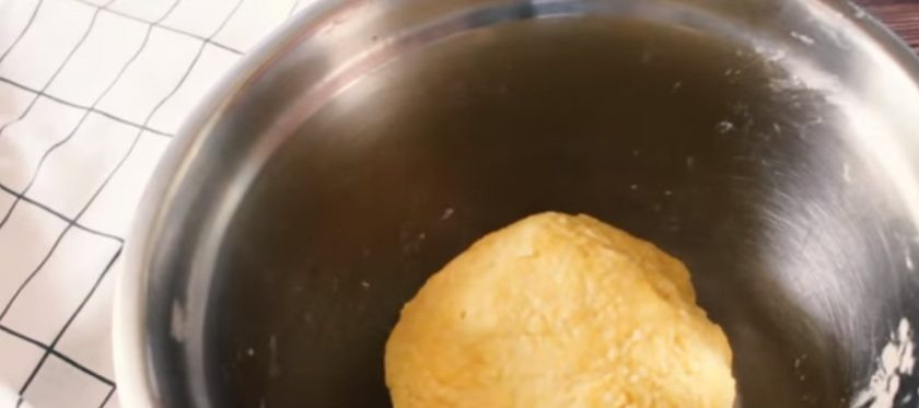 1. Этап. Простые сырные крекеры: 2. Добавьте мучную крошку к сыру, также добавьте еще муки, соль и куркуму. Хорошо перемешайте и добавьте молоко. Замесите тугое тесто. Разделите тесто на несколько частей и раскатайте в пласт толщиной 0,5 см.