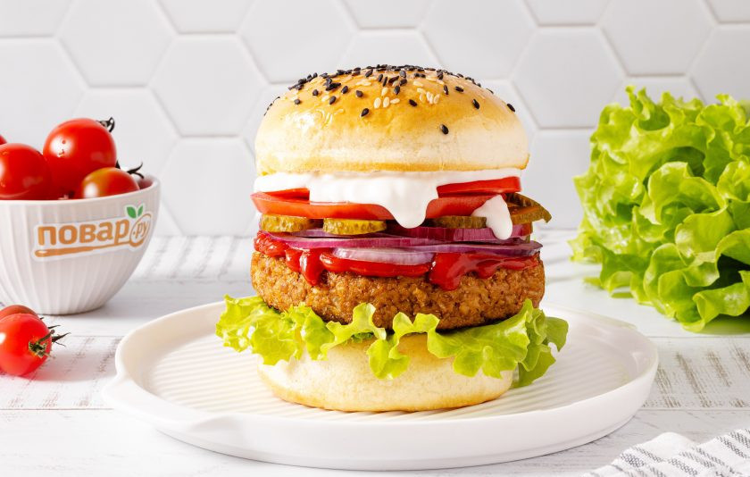 1. Этап. Соевые бургеры: Соберите соевый бургер: нижняя часть булочки, салатный лист, котлета, кетчуп, красный лук, маринованные огурцы и кружочек помидора, постный майонез. Прикройте все верхней частью булочки. Соевые бургеры готовы, приятного вам аппетита!