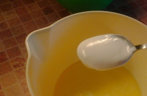 1. Этап. Крымская пахлава: Добавляем в молочно-масляную смесь сметану и щепотку соли и перемешиваем.