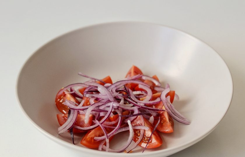 1. Этап. Салат с каперсами и авокадо: Лук нарежьте тонкими полукольцами.