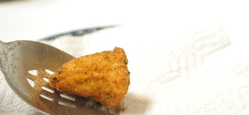 1. Этап. Жареный сыр Камамбер: Когда сыр прожарился, положите кусочки на бумажные полотенца, чтобы убрать лишний жир.