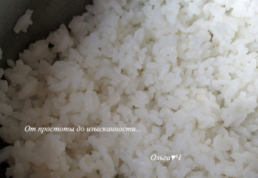 1. Этап. Коливо с клубничным джемом и миндалем: Рис отварите до готовности с добавлением в воду нескольких капель лимонного сока (чтобы рис не склеивался).