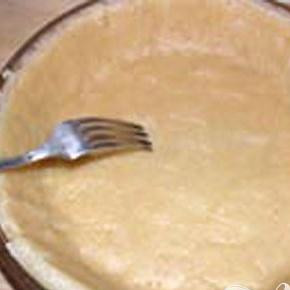 1. Этап. Пирог с мясом и яблоками: 4. Раскатать, для основы пирога, в пласт толщиной не больше пяти миллиметров большую часть теста. В форму, смазанную маслом и присыпанною мукой, переложить тесто. Выстелить поверх теста пергаментную бумагу. Пять минут в нагретой духовке запекать.