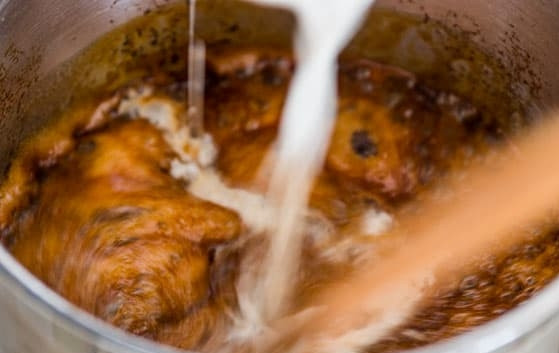 1. Этап. Карамельно-ванильный соус: 5. Доведите смесь до 165 градусов по Цельсию (измерьте градусником), затем выключите огонь и медленно, тонкой струйкой влейте горячие сливки с ванилью, регулярно помешивая деревянной ложкой.