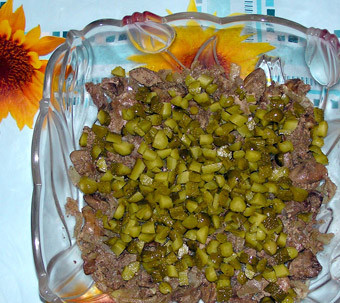 1. Этап. Салат с печенью Ермак: 3. Огурцы выложить вторым слоем на печень.