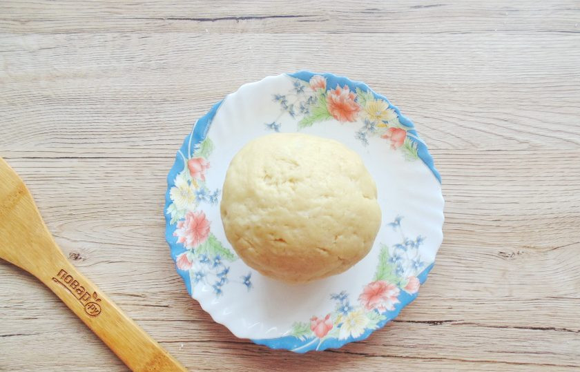 1. Этап. Песочный пирог с яблоками и заварным кремом: Отправьте его в холод на 30 минут.