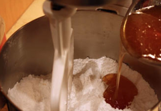 1. Этап. Сахарная мастика для торта: В чашу миксера всыпьте 600 грамм сахарной пудры и включив на медленную скорость, начинайте вливать жидкость понемногу.