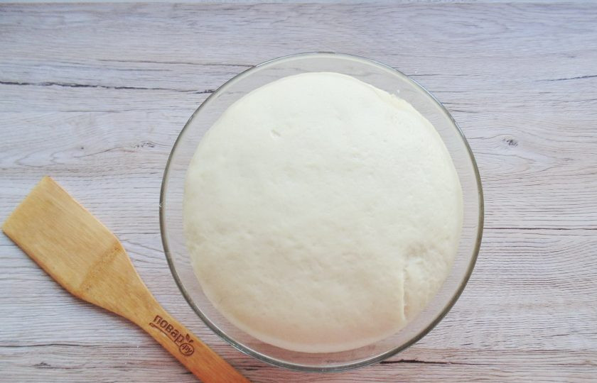 1. Этап. Булочки с яблоками и изюмом в духовке: Через час-полтора тесто увеличится в объеме.