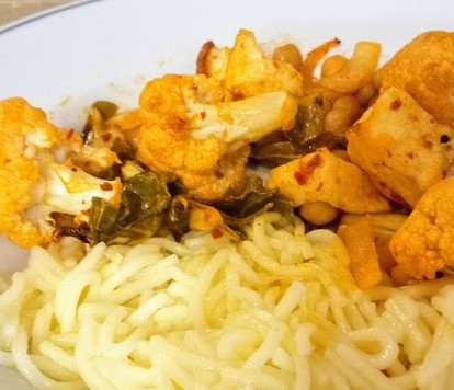 1. Этап. Цветная капуста с нутом и халуми: На овощном бульоне готовить лапшу. Полить лимонным соком и посыпать лимонной цедрой. Распределить по блюдам. Подавать с основным блюдом. Приятного аппетита