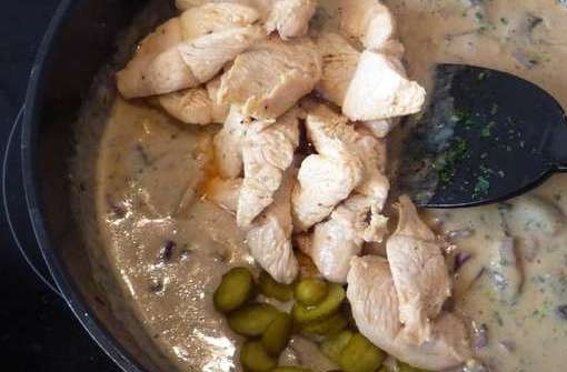 1. Этап. Азу из индейки со сметаной: И последний штрих: добавляем обжаренную индейку и мелко нарезанные огурцы. Перемешиваем и даем покипеть минуты 3-4. Все готово!