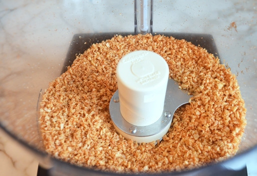 1. Этап. Тилапия в панировке: Для начала сделайте панировку. В комбайне измельчите сухой лаваш, начос или лепёшку вместе с паприкой, тмином, чесноком, солью и луковым порошком.