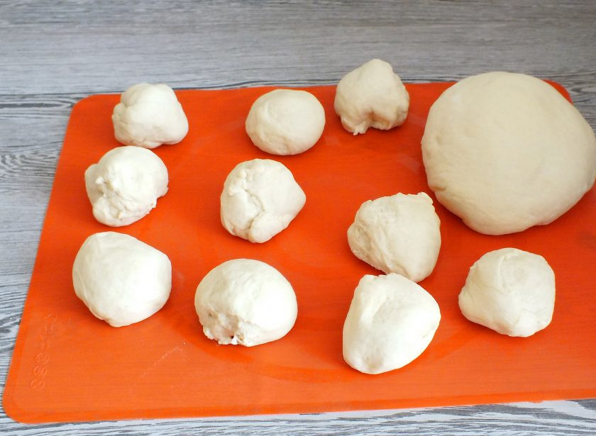 1. Этап. Тесто Воздушный экспресс: Сразу же приступайте к разделке изделий. Я свой выбор остановила на плюшках.