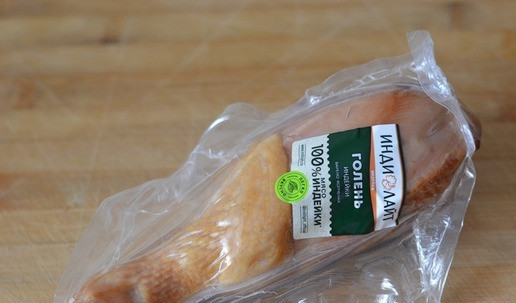 1. Этап. Салат Восторг: Для приготовления салата берём варено-копчёную голень индейки. У меня ТМ Индилайт.