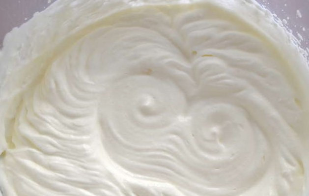 1. Этап. Тирамису за 5 минут: Взбейте сивки, добавив столовую ложку сахарной пудры.