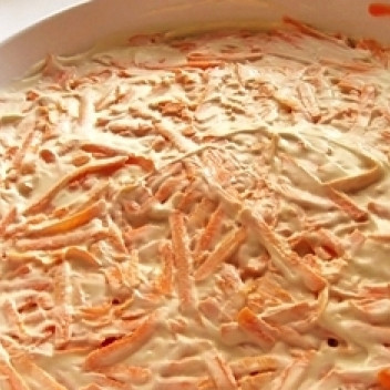 1. Этап. Салат Белые ночи: Далее выкладываем слой тертой сырой моркови, вновь промазываем майонезом.