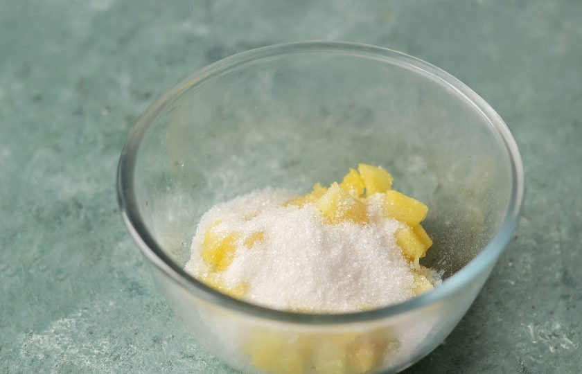 1. Этап. Варенье с кабачком и ананасом: Переложите нарезанные ананасы в миску, добавьте половину сахара. Оставьте на 2 часа, пока они не пустят сок.