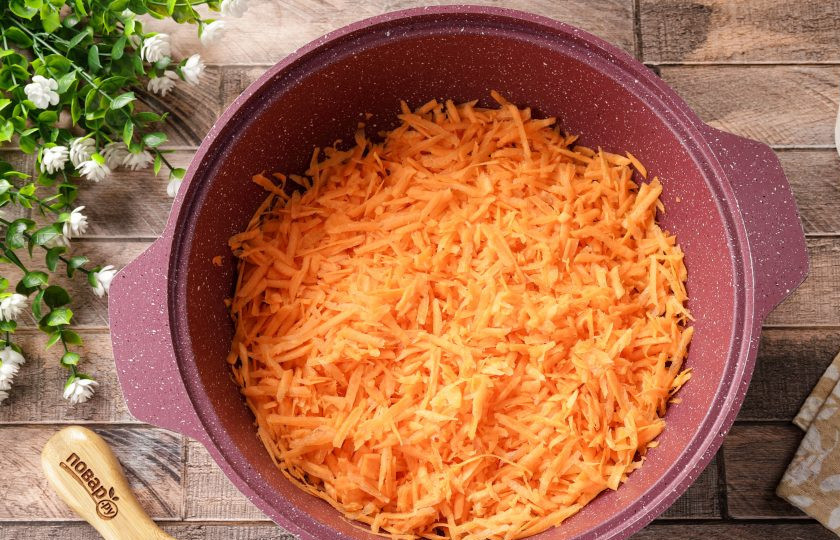 1. Этап. Литовская морковная запеканка Морку апкяпасс: Натрите морковь на крупной тёрке. В казан или в кастрюлю с толстым дном налейте воду, добавьте морковь и готовьте, накрыв крышкой, минут 20-30.