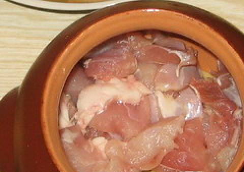 1. Этап. Жаркое из кролика в горшочках: На картошку кладем порезанное небольшими кусками мясо.