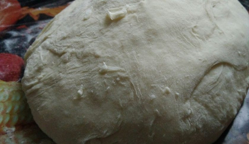 1. Этап. Простое печенье на кефире: 4. Выложите тесто на стол, когда оно станет нужной консистенции и замешивайте руками. Тесто должно быть мягким, но не липнуть к рукам. Оставьте его на 20 минут в теплом месте.