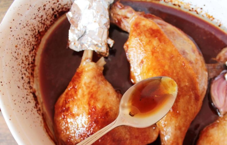 1. Этап. Утка по-пекински (простой рецепт): За двадцать минут до готовности полейте окорочка выделившимся соком. Добавьте к ним неочищенные, но раздавленные зубчики чеснока.