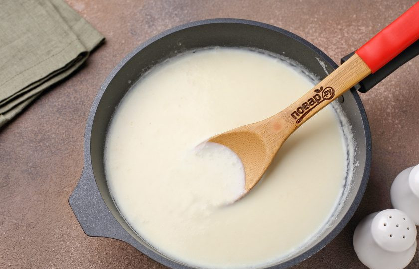 1. Этап. Запеканка Южная с кабачками и помидорами: Приготовьте соус. Для этого обжарьте муку на сливочном масле, добавьте тонкой струйкой молоко и уварите до загустения.