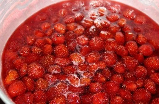 1. Этап. Варенье из клубники без закатки: 9. Достаточно всего 5-6 минут, чтобы варенье было готово. Подготовьте к этому времени чистые и сухие баночки, в которых оно будет храниться.