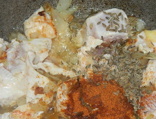 1. Этап. Гуляш куриный: 4. Поперчите, добавьте специи. Налейте стакан воды, продолжайте тушить на маленьком огне еще треть часа.