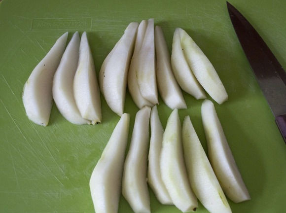 1. Этап. Десерт Анна Павлова с пряными грушами: 2. Груши беру плотные и твердые. Мою их и разрезаю на 2 части, вычищаю семена и нарезаю груши дольками.