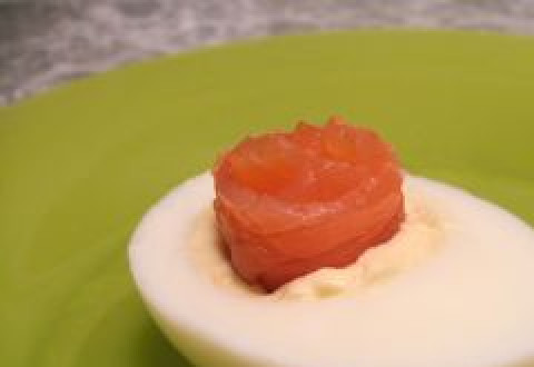 1. Этап. Яйца, фаршированные семгой: Розочку поместите в белок.