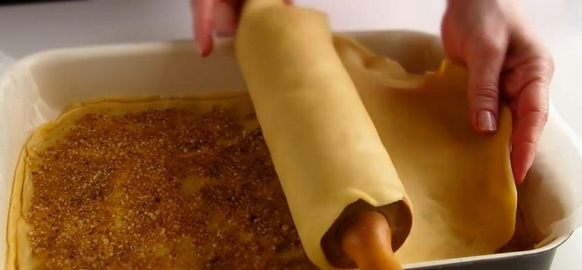 1. Этап. Пирог-торт Жербо: 4. Дно формы застелите пергаментом, выложите один корж и смажьте его половиной начинки. Сверху выложите второй корж, смажьте его начинкой и накройте третьим коржом. Оставьте пирог на 30-40 минут.