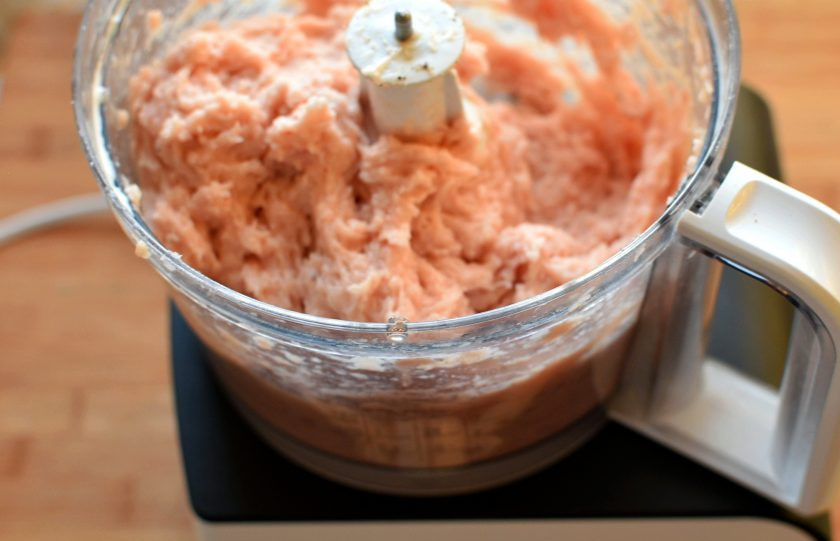 1. Этап. Курица по-царски, фаршированная блинами: К срезанному куриному мясу добавьте еще два куриных филе и пробейте все блендером или пропустите дважды через мясорубку. Добавьте яйцо, сливки, соль, пряности и еще раз пробейте до полной однородности.