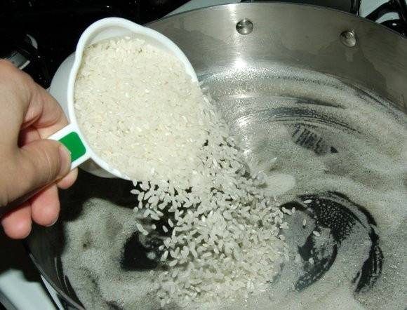 1. Этап. Куриные ножки с рисом: 7. Выложите туда рис и обжарьте пару минут на среднем огне.