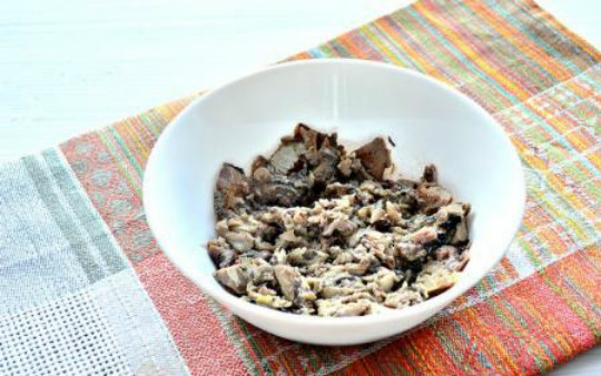 1. Этап. Запеканка картофельная с консервами: 1. Консервированную рыбу выложите в отдельную миску, подавите вилкой, чтобы не было крупных кусочков. По возможности удалите кости.