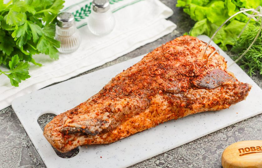 1. Этап. Гуанчиале: За 2 недели объем массы щек уменьшится на треть в процессе усыхания. По желанию можно нарезать закуску или подождать еще 1-2 недели.