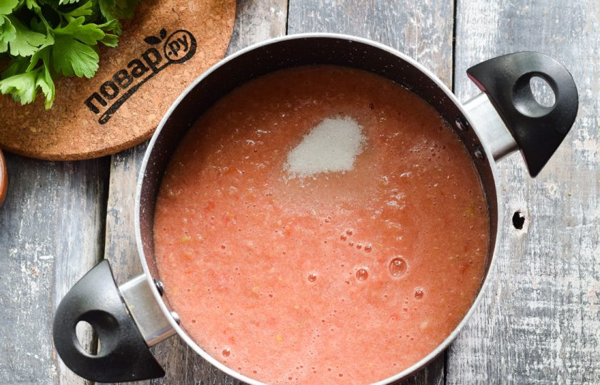 1. Этап. Кетчуп Краснодарский: Переложите измельченную массу в кастрюлю, добавьте соль и сахар по вкусу.