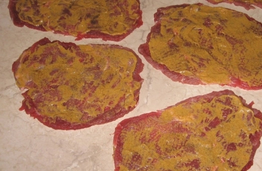 1. Этап. Говяжьи ролады: Говяжью мякоть нарезаем тонкими ломтиками, как на большие отбивные. Затем хорошо отбиваем, солим и перчим по вкусу, смазываем горчицей.