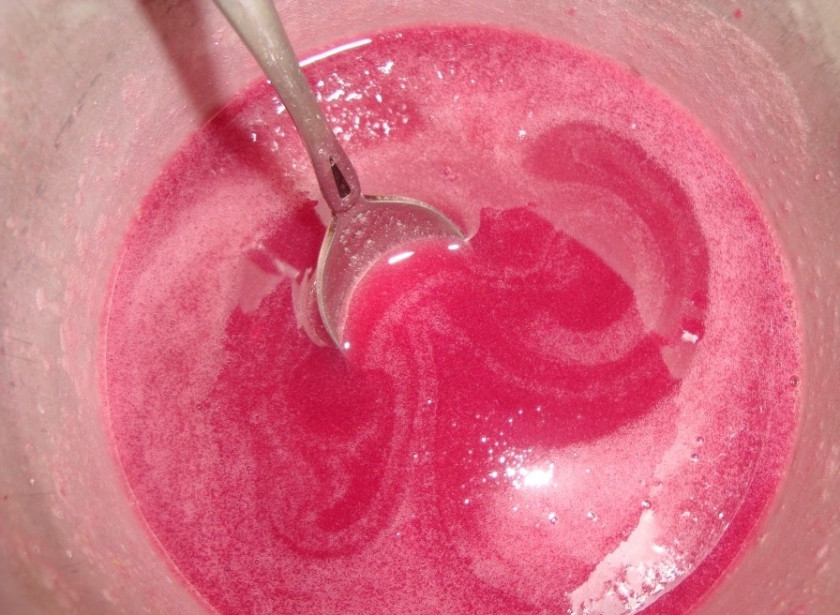 1. Этап. Малиновый мусс для торта: Малину поместите в блендер и измельчите. Уберите её в кастрюльку вместе с водой и желатином на плиту. На медленном огне растворите желатин в смеси.