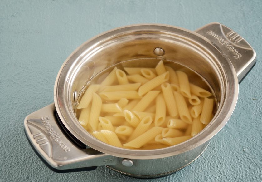 1. Этап. Паста с хумусом: Макароны отварите в кипящей воде 11-13 минут или согласно инструкции на упаковке.