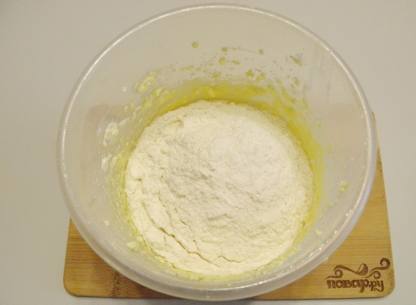 1. Этап. Песочное печенье с вареньем: Добавьте яйцо сырое, снова взбейте и введите муку. Миксером доведите тесто до однородной вязкой консистенции.