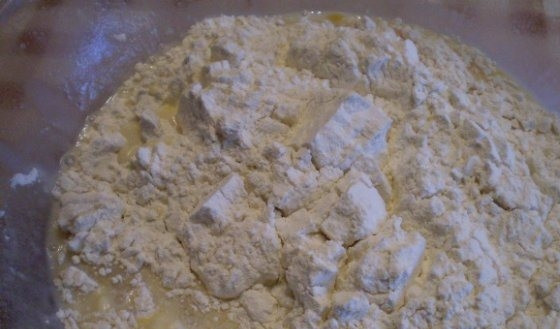 1. Этап. Булочка Улитка с маком: Затем просейте муку через сито несколько раз, чтобы та насытилась кислородом. Это очень важно для сладкой воздушной выпечки. После этого введите муку вместе с ванилином к жидким ингредиентам.