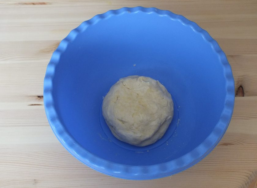 1. Этап. Пирог с черносливом и сметаной: Добавьте холодную воду. Замесите тесто.