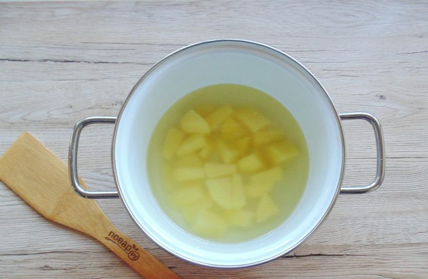 1. Этап. Суп из чечевицы с фаршем: В кастрюлю влейте бульон. Картофель очистите, ополосните и нарежьте. Выложите в кастрюлю с бульоном.