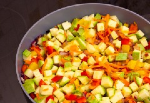 1. Этап. Кабачки с болгарским перцем: Финальный этап. Насыпаем кабачки, перемешиваем. Добавляем соль и перец. Тушим 20 минут.